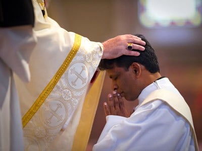 Les prêtres : des hommes choisis par Dieu L'Homme Nouveau