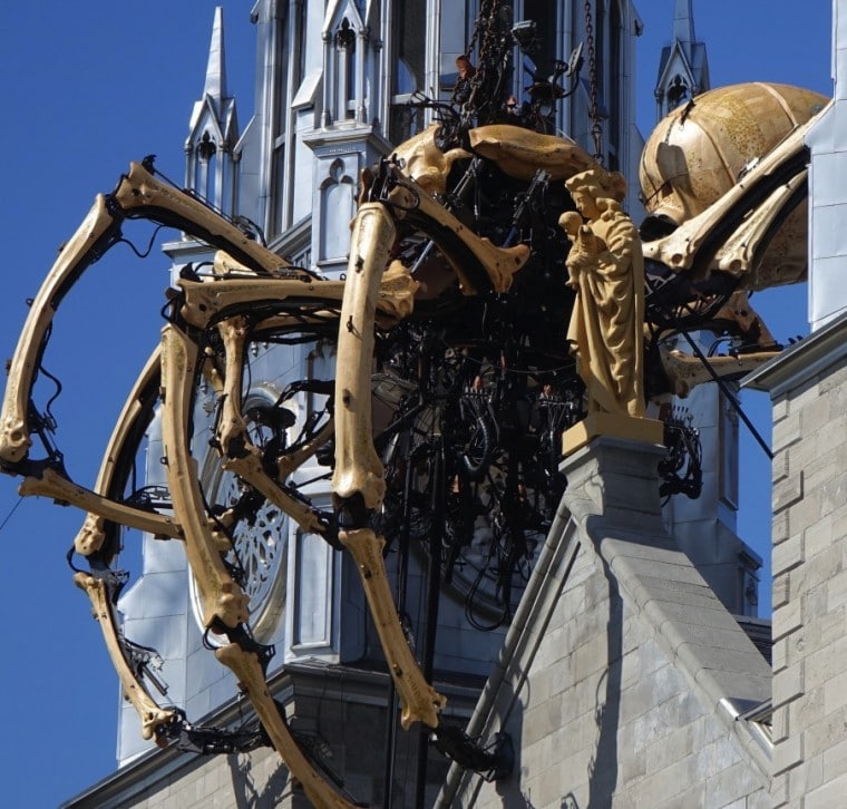 Araignée géante sur la cathédrale d’Ottawa :  Maladie mentale collective ou sacrilège ? L'Homme Nouveau