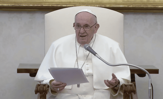 Le Pape nous encourage à une prière constante, qui éclaire toute notre vie L'Homme Nouveau