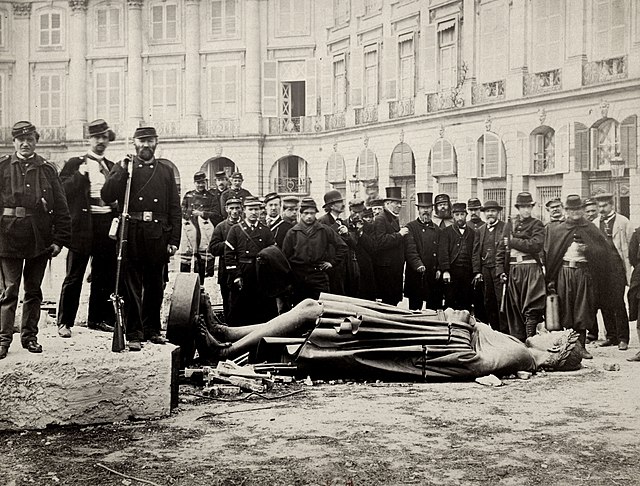 La colonne Vendôme à Paris, renversée pendant la Commune.