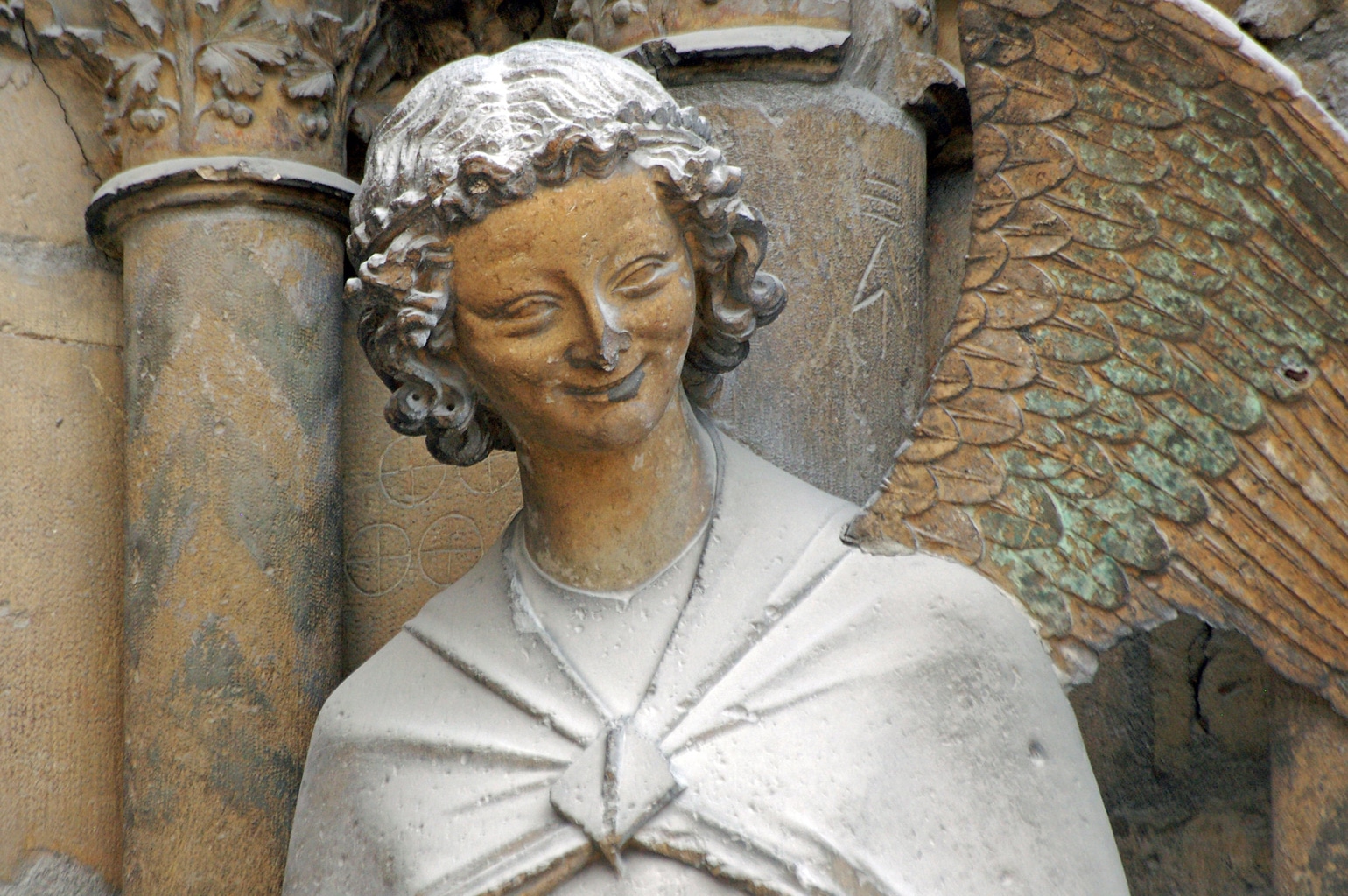 L’ange du sourire de Reims : la joie de bienveillance se nourrit gratuitement de la gloire de Dieu.