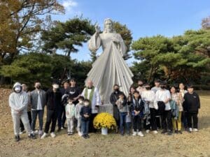 En Corée du Sud, parents et jeunes retrouvent le réconfort dans leur foi autour du père Blot.