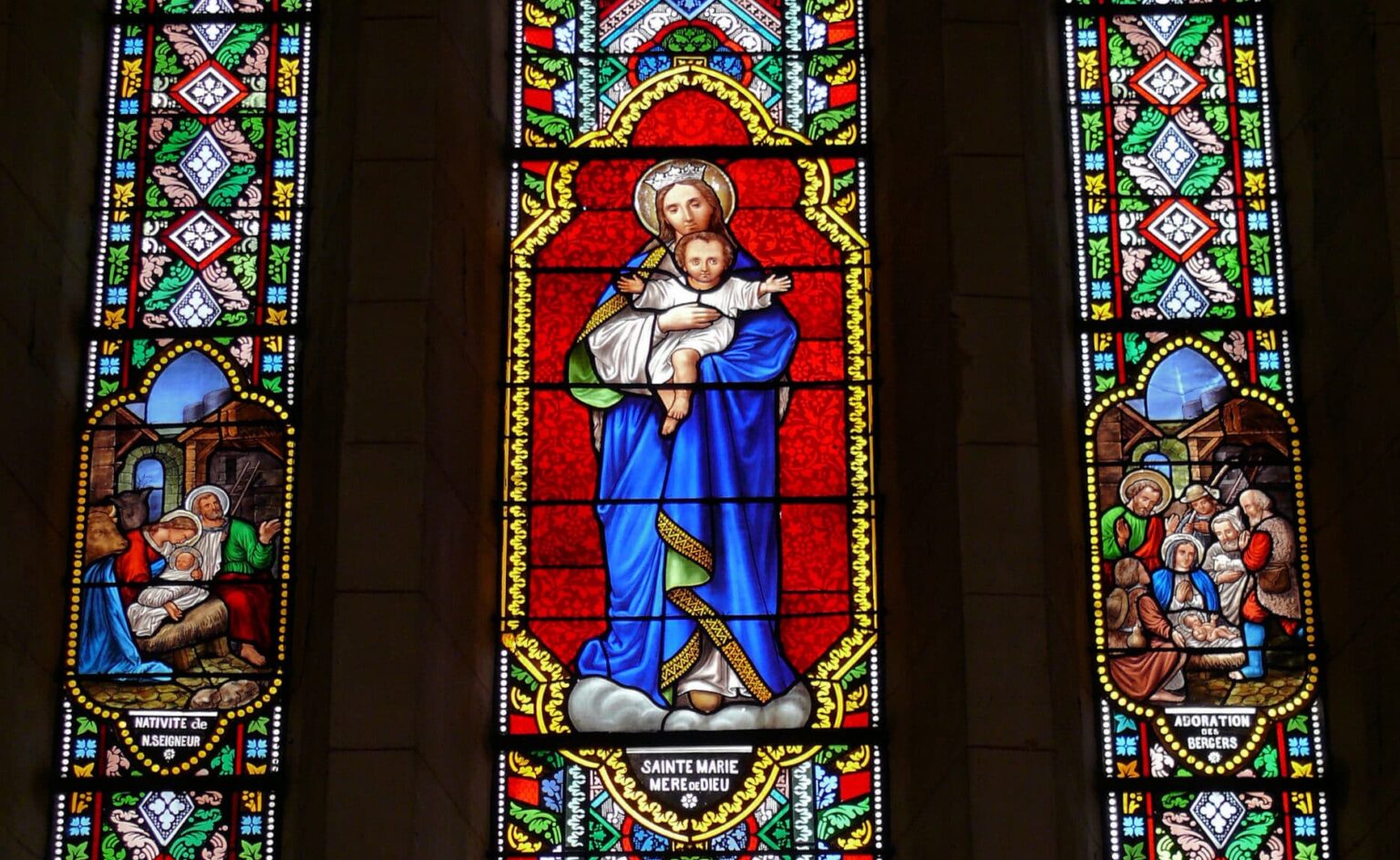 Vitraux de Notre Dame de Capelou : la vie de Marie à livre ouvert - L