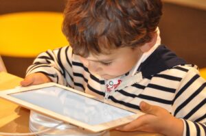 enfant tablette NadineDoerle résigner