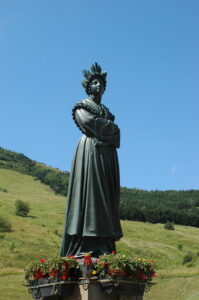 Sanctuaire de Notre Dame de La Salette Statue 01 fatima