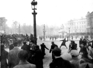 action politique Insurrections, oppositions, manifestations : échec des droites