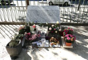 Attentats du Bataclan : une « Nuit de l’Espérance » pour les 10 ans du 13 novembre 2 Momument en memoire des victimes de lattentat survenu au Bataclan en 2015 By Jean Pierre Bazard Jpbazard Own work CC BY SA 3.0 nuit de l'espérance