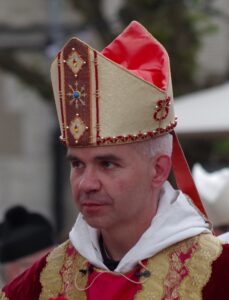 Dom Jean Pateau en 2016 portant les chirotheques magnifica humanitas