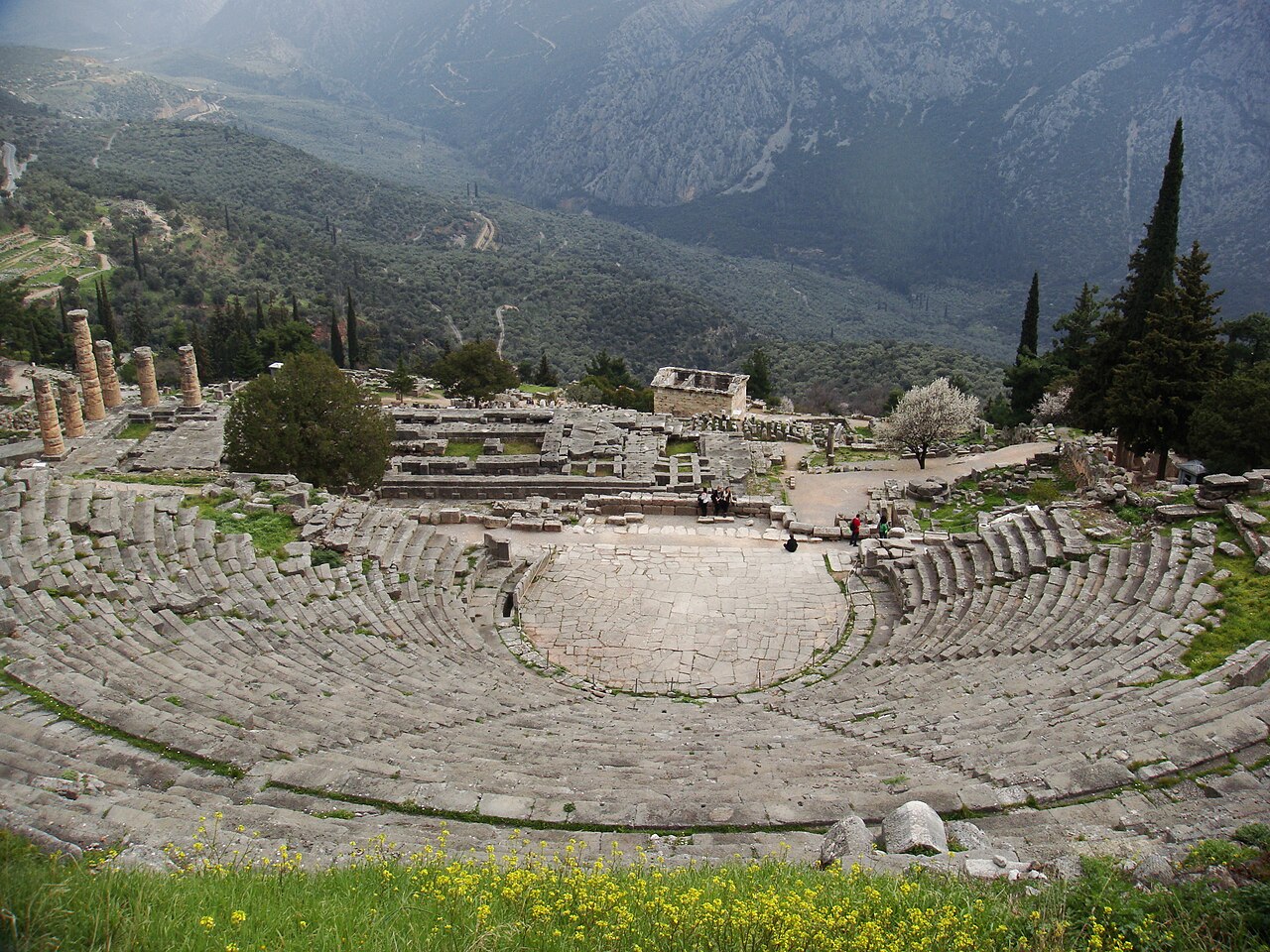 EHGritaly_120305-09_(Theater_of_Delphi_1) nouvelle droite