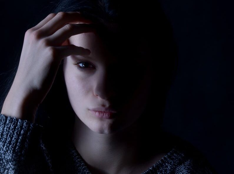 person-girl-woman-hair-photography-sadness-836629-pxhere.com maux de la jeunesse jeune